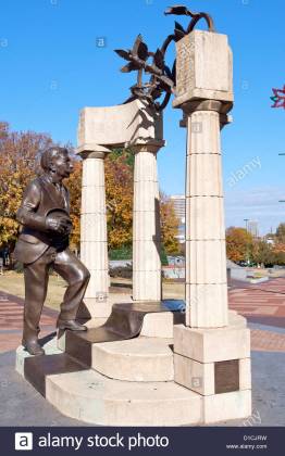 side-view-of-statue-of-pierre-de-coubertin-at-the-centennial-olympic-D1CJRW